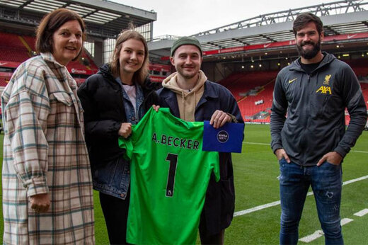 ببینید | تقدیر ویژه باشگاه لیورپول از پسری فداکار؛ روایتی از نجات جان یک دختر جوان