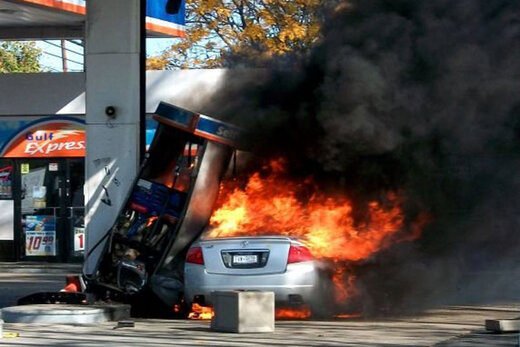 ببینید | آتش‌سوزی ناگهانی در پمپ بنزین؛ مهارت خیره‌کننده کارمند جایگاه و جلوگیری از فاجعه