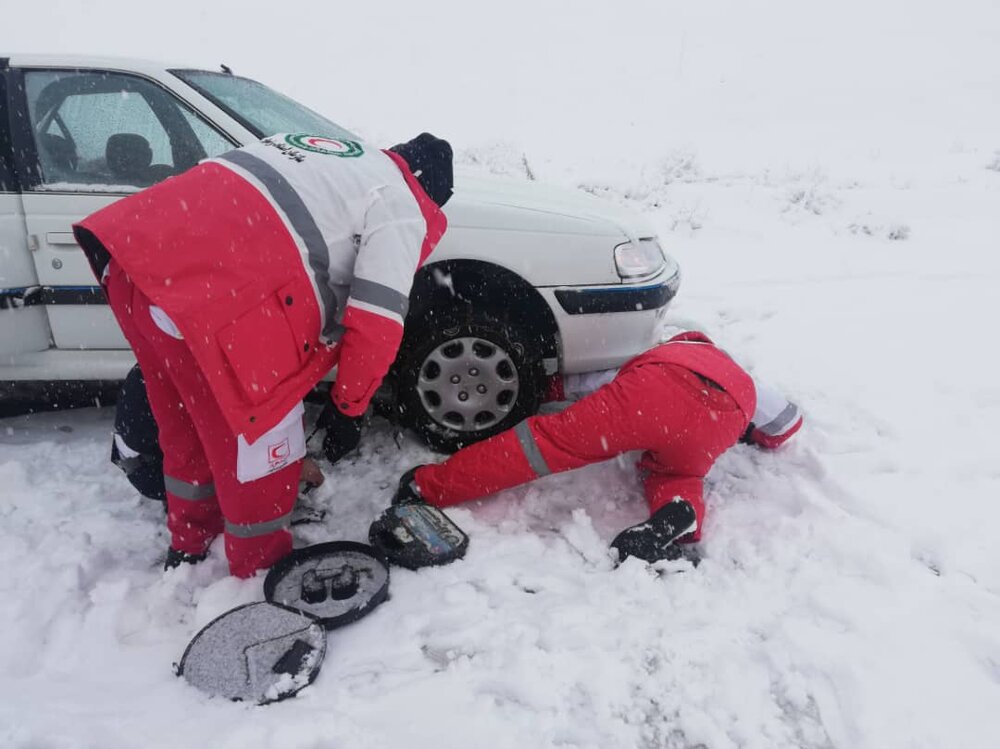 نجات ۲ کوهنورد از ارتفاعات شهرستان نقده / امدادرسانی به سرنشینان ۹۳ خودرو در برف و کولاک