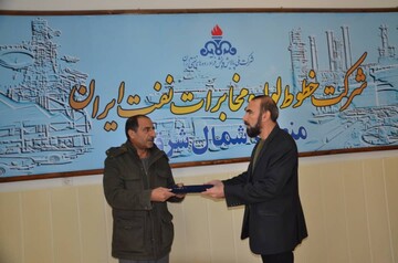 تجلیل از آزاده سرافراز مرکز انتقال نفت شاهرود در سالروز استخدامش