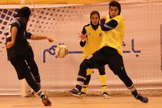عجیب‌ترین بازی تیم زنان؛ دو تیم و یک مربی!/ عکس