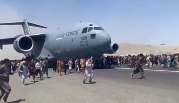 تصاویر | قاب‌هایی جدید و تلخ از لحظه هجوم مردم افغانستان به سمت هواپیماهای آمریکایی