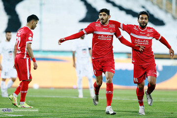 دیدار تیم های فوتبال پرسپولیس تهران و ذوب آهن اصفهان