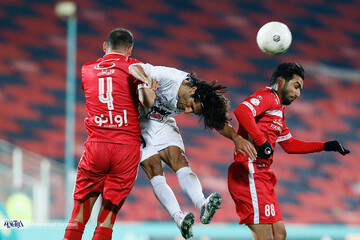 دیدار تیم های فوتبال پرسپولیس تهران و ذوب آهن اصفهان