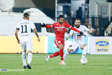 دیدار تیم های فوتبال پرسپولیس تهران و ذوب آهن اصفهان