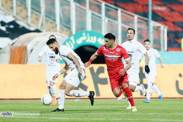 دیدار تیم های فوتبال پرسپولیس تهران و ذوب آهن اصفهان