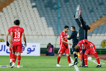 دیدار تیم های فوتبال پرسپولیس تهران و ذوب آهن اصفهان