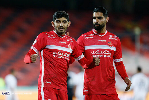 دیدار تیم های فوتبال پرسپولیس تهران و ذوب آهن اصفهان