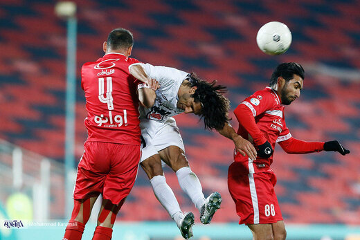 دیدار تیم های فوتبال پرسپولیس تهران و ذوب آهن اصفهان