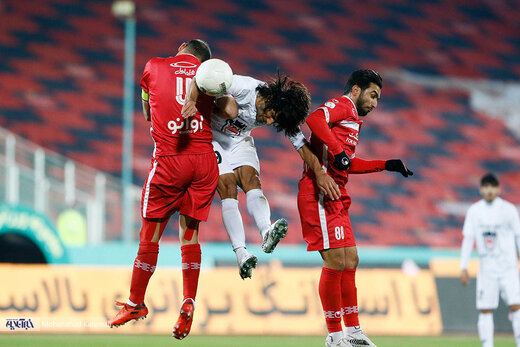 دیدار تیم های فوتبال پرسپولیس تهران و ذوب آهن اصفهان