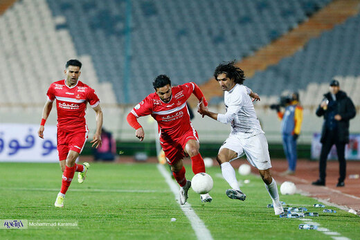 دیدار تیم های فوتبال پرسپولیس تهران و ذوب آهن اصفهان