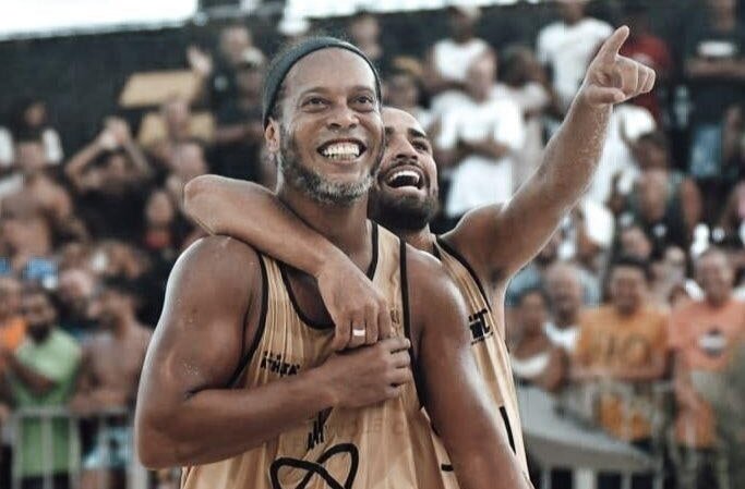 ببینید | چرا رونالدینیو استثنایی است؟ او را این بار در سپک تاکرای ساحلی ببینید!