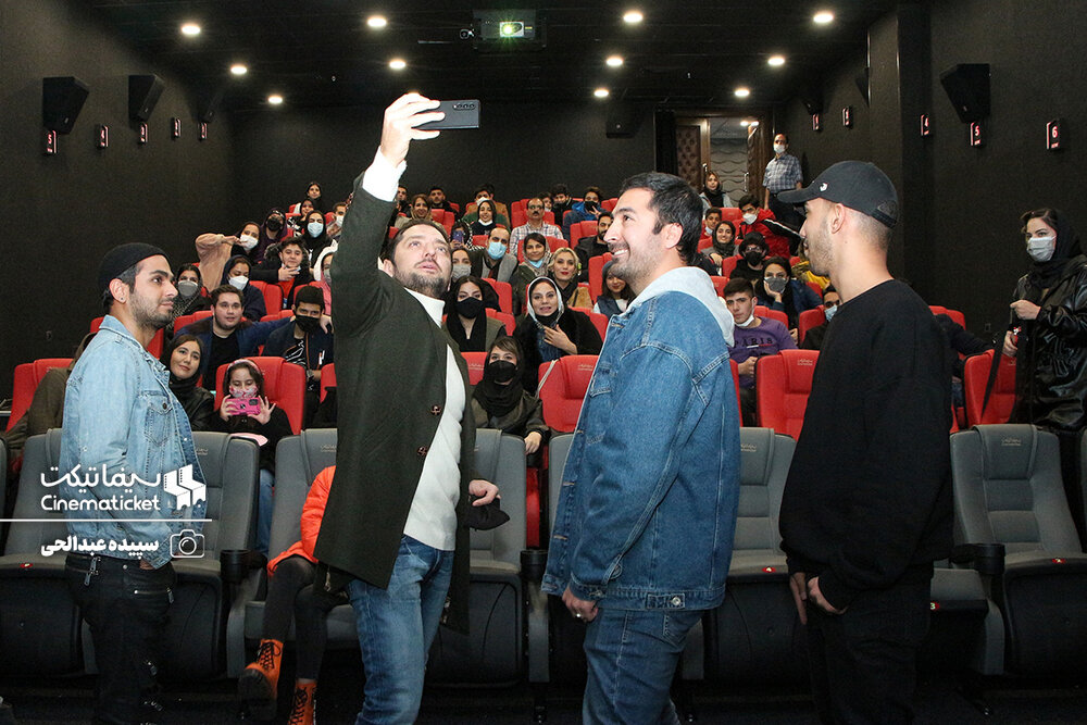 سلفی بهرام رادان با تماشاگران فیلم «گربه سیاه»/ عکس 