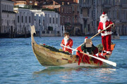 ببینید | ونیز ایتالیا مملو از بابانوئل شد!