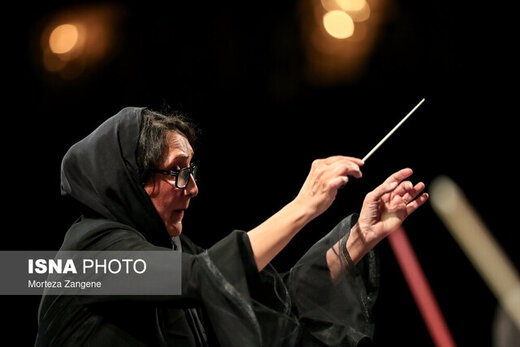 تنها زن رهبر ارکستر ایران در حضور تماشاگران روی صحنه رفت/ عکس 