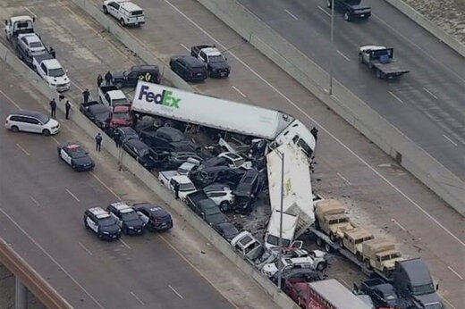 ببینید | قیچی شدن یک کامیون در بزرگراه میان ایالتی در آمریکا