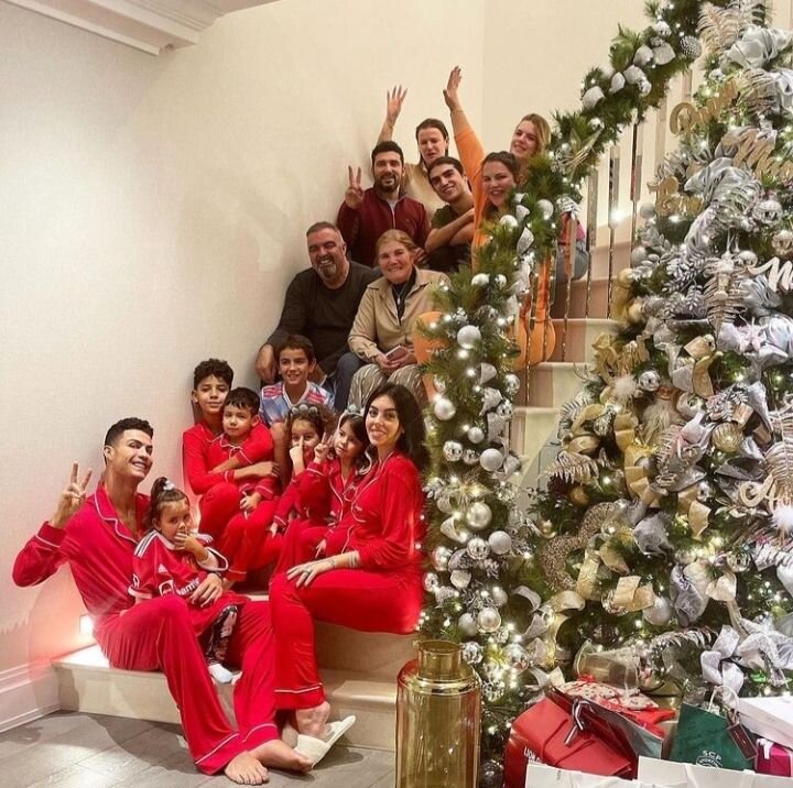 کریسمس رونالدو در کنار نامزدش و خانواده اش / عکس