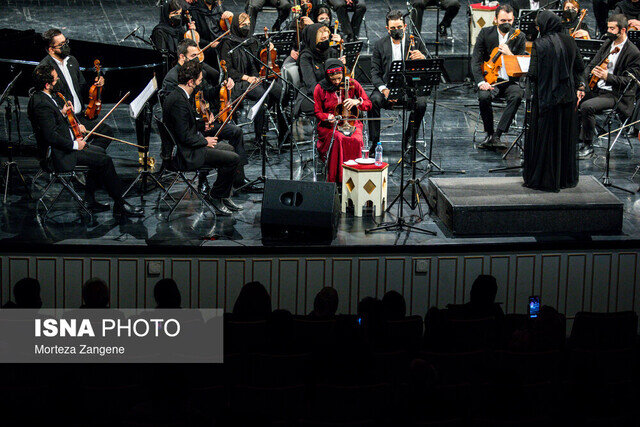 تنها زن رهبر ارکستر ایران در حضور تماشاگران روی صحنه رفت/ عکس
