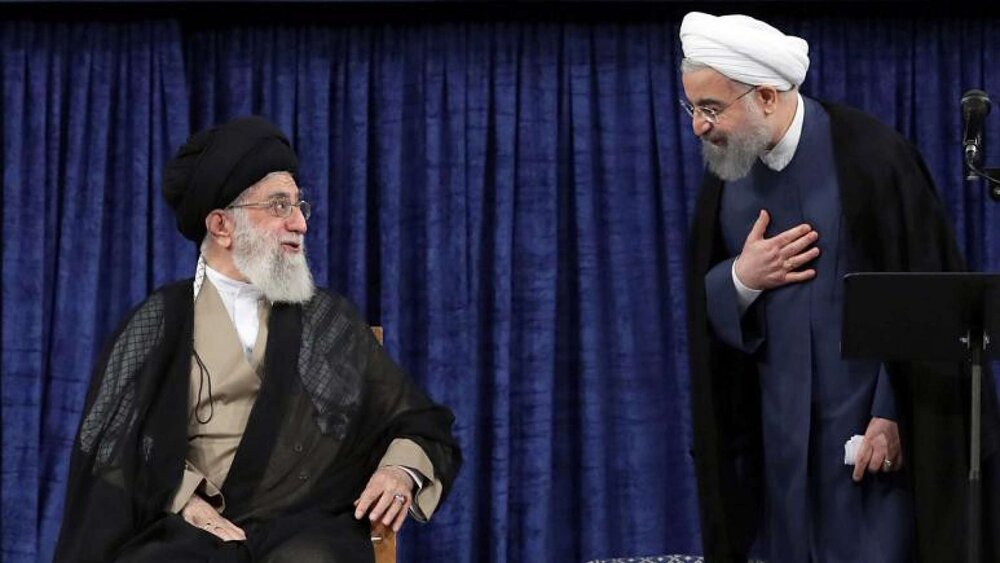 عکس | تصویری تاریخی از رهبر شهید انقلاب در زمان ریاست جمهوری در کنار حسن روحانی و محسن رضایی بر عرشه یکی از شناورهای نیروی دریایی