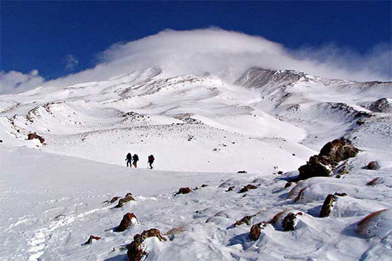 تلاش شبانه‌روزی ۴ تیم نجات هلال احمر برای نجات زن کوهنورد در شمال تهران