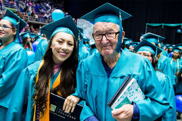 ببینید | فارغ التحصیلی پدربزرگ ۸۸ ساله با نوه ۲۳ ساله‌اش 