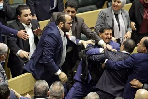 ببینید | کتک کاری و بزن‌بزن خونین نمایندگان پارلمان اردن با یکدیگر