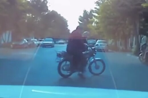 ببینید | اقدام تحسین‌برانگیز موتورسوار برای کمک به یک زن