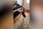 ببینید | نوازندگی و خوانندگی یک سگ با پیانو