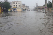 ببینید | غرق شدن یک مینی‌بوس در آبگرفتگی خیابان‌های یزد
