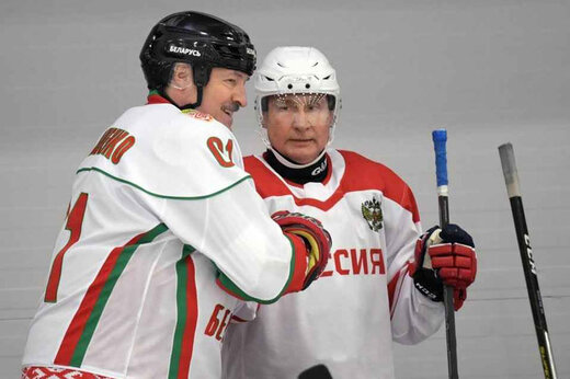 ببینید | جنگ سرد روی یخ؛ مبارزه تن به تن ولادیمیر پوتین و لوکاشنکو در هاکی!