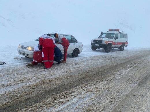 امدادرسانی هلال احمر در برف و کولاک ۱۱ استان