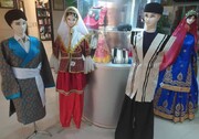 نمایشگاه لباس‌های محلی در غرفه دائمی معرفی تولیدات صنایع‌دستی چهارمحال و بختیاری برپا شد