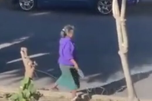 ببینید | حمله عجیب یک زن به خودروهای سواری با شیشه نوشابه!