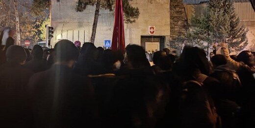 تجمع شبانه دانشجویان مقابل سفارت سوئیس با شعار  «انتقام انتقام»
