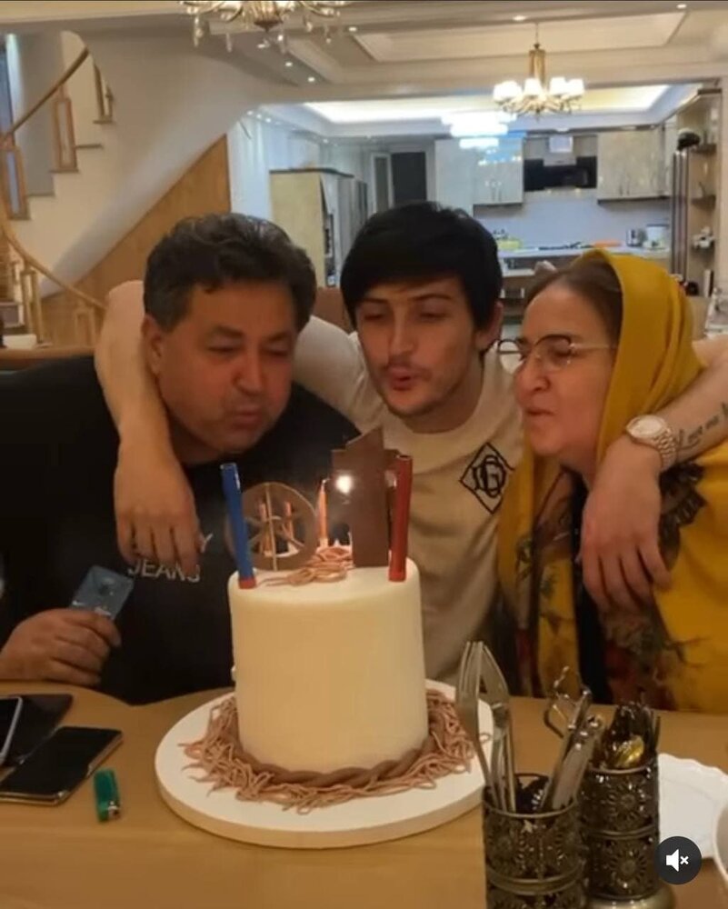 جشن تولد سردار آزمون در کنار خانواده/عکس