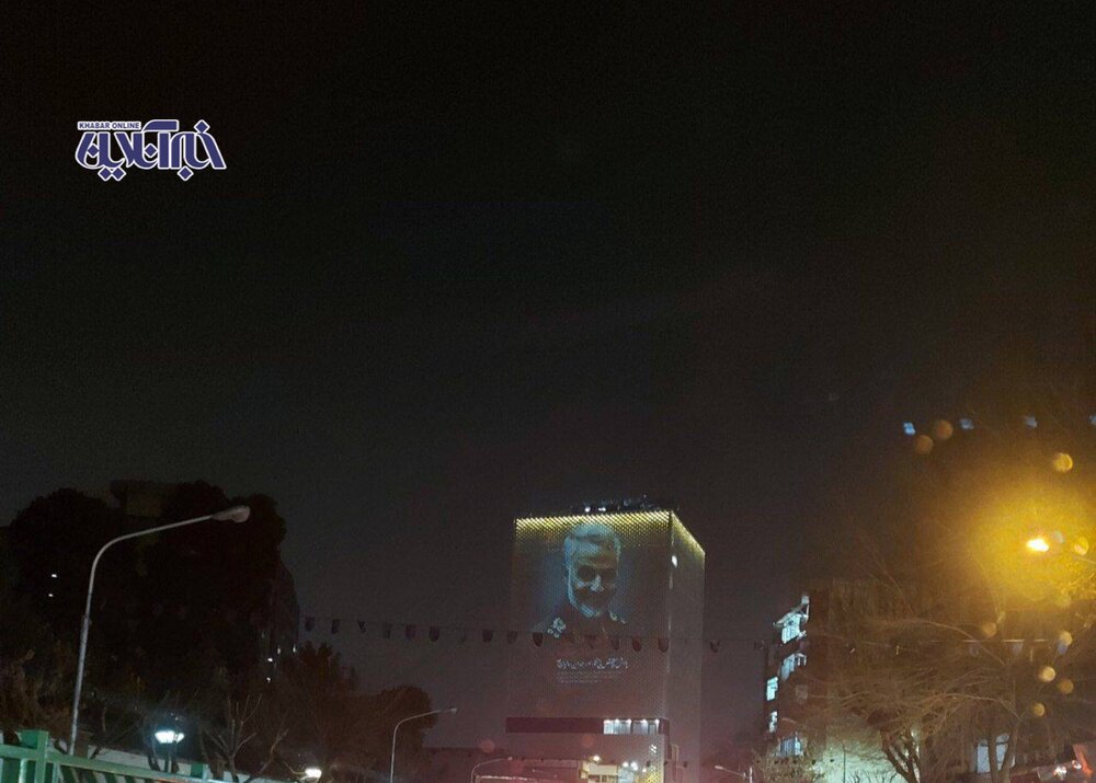 عکس | تصویر شهید حاج قاسم سلیمانی بر روی ساختمان جدید پلاسکو