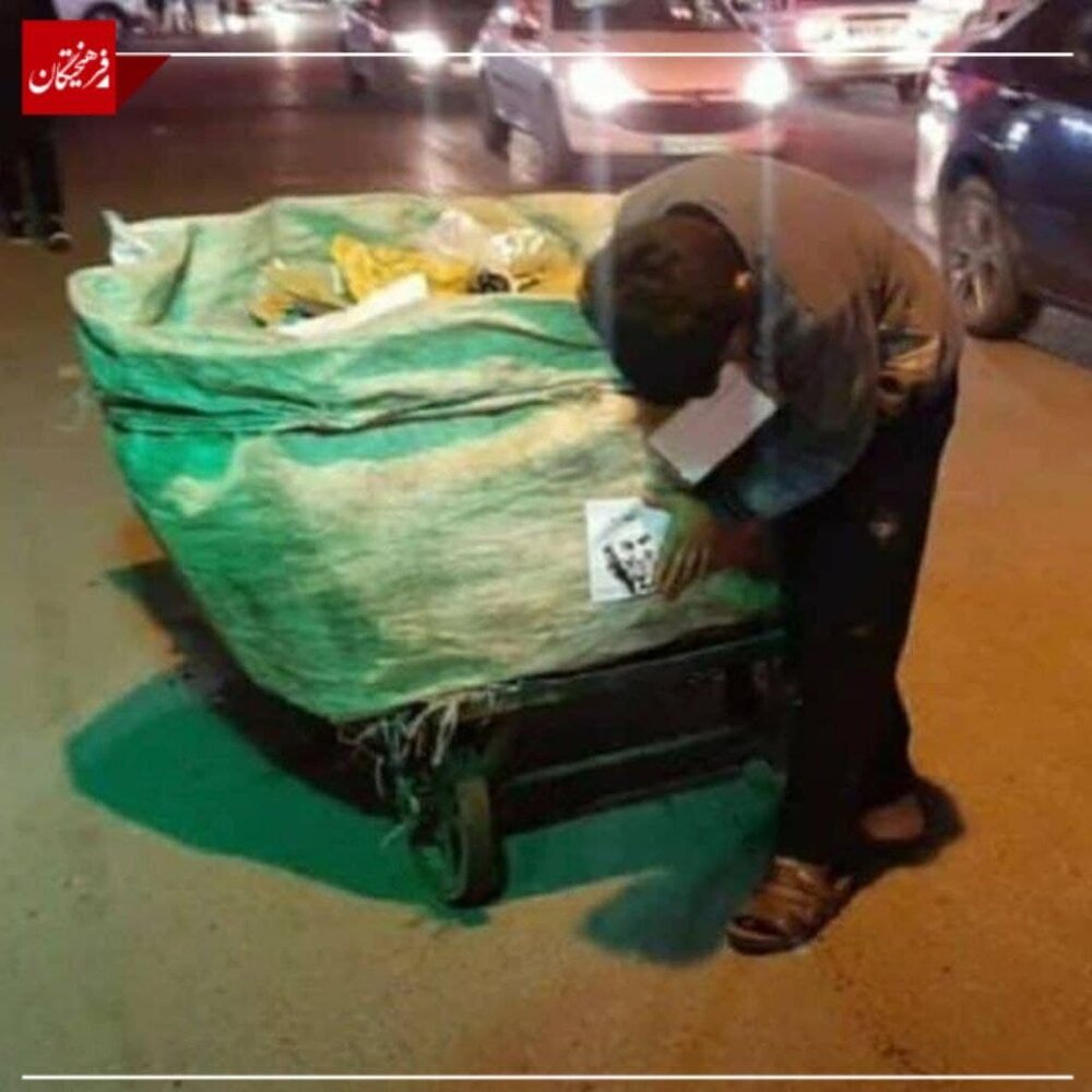 عکس | تصویری جالب از دوره‌گردی که عکس حاج قاسم را بر روی گاری‌اش نصب کرده