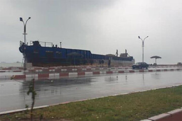 عکس | ورود عجیب یک کِشتی به شهر بندرعباس!