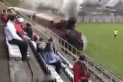 ببینید | عبور حیرت‌انگیز قطار از وسط یک استادیوم فوتبال
