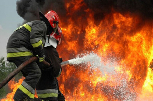 ببینید | تصاویر اولیه از آتش‌سوزی در یک واحد صنعتی در اشتهارد