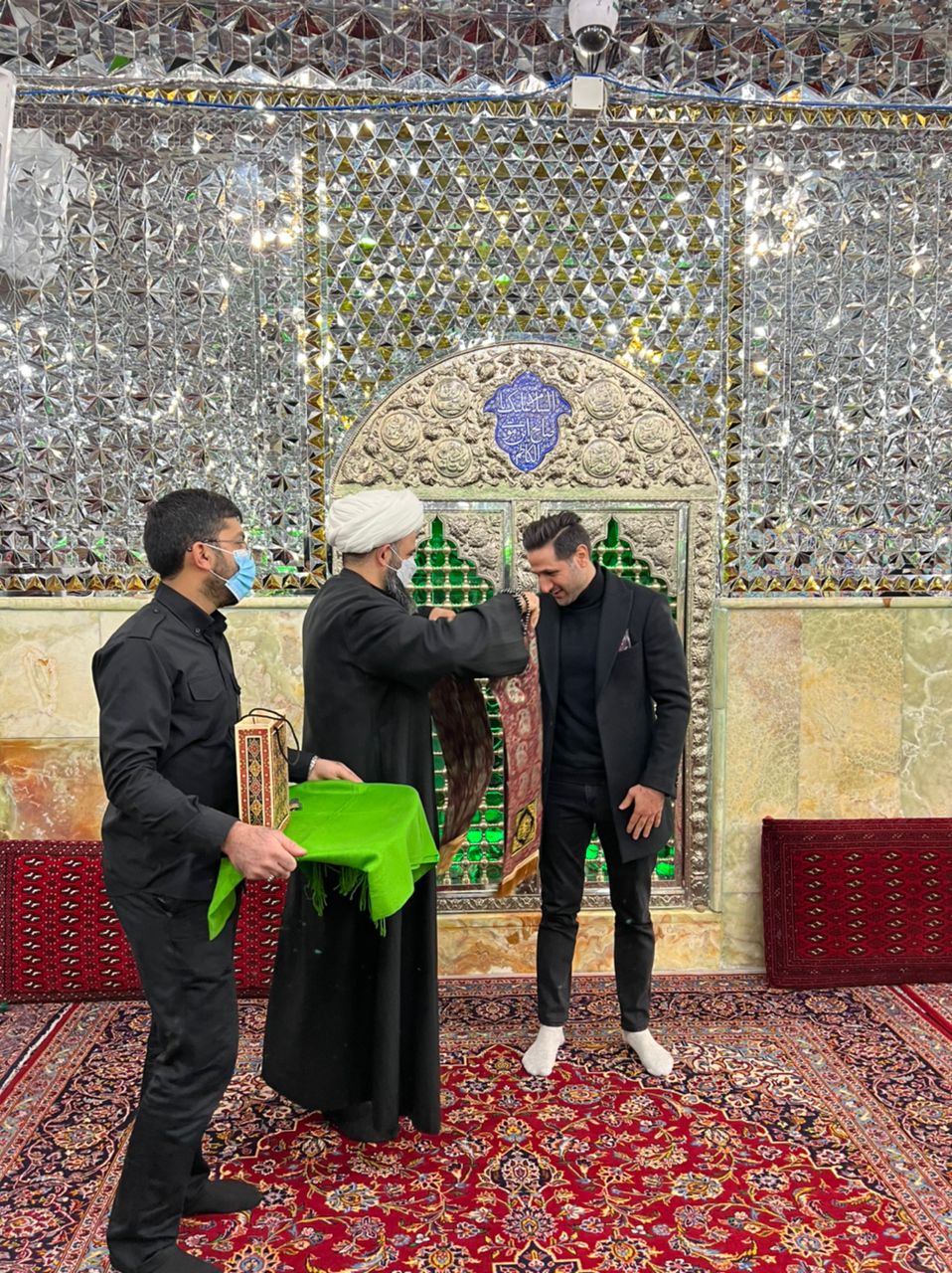 دروازه‌بان تیم‌ملی خادم حرم امام زاده صالح(ع) شد/عکس
