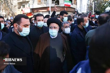 عکس| حضور رئیس جمهور در مراسم تشییع شهدا