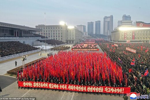 تجمع هزاران نفری کره شمالی‌ها در حمایت از توسعه ارتش/عکس