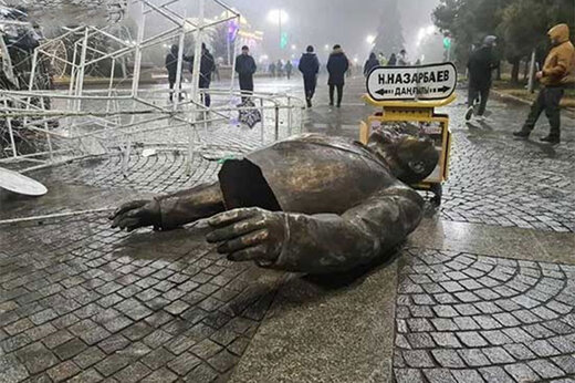 ببینید | لحظه سرنگونی مجسمه نظربایف و خوشحالی مردم قزاقستان
