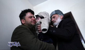 تصاویر | اقدام جالب طالبان در بازگرداندن کودکی 7 ماهه از دست آمریکایی‌ها به آغوش خانواده