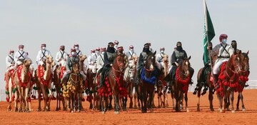 برای اولین بار عربستان سعودی؛ رژه و حضور زنان در جشنواره شتر (عکس)