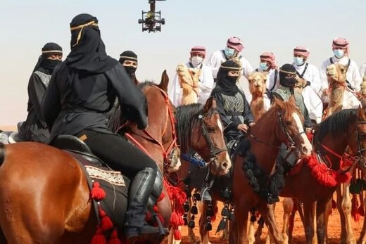 برای اولین بار عربستان سعودی؛ رژه و حضور زنان در جشنواره شتر (عکس)
