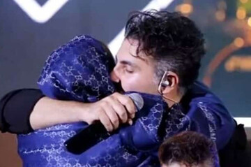 ببینید | سورپرایز جالب علیرضا طلیسچی برای تولد مادرش وسط کنسرت