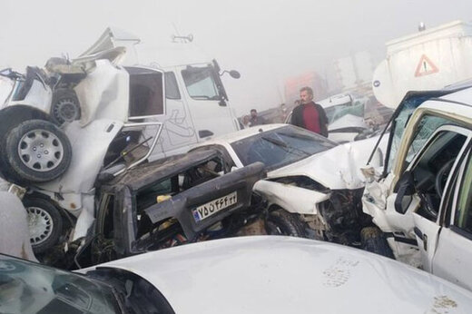 ببینید | ویدیویی جدید از تصادف زنجیره‌ای و مرگبار در خوزستان؛ له شدن ۵۰ خودرو
