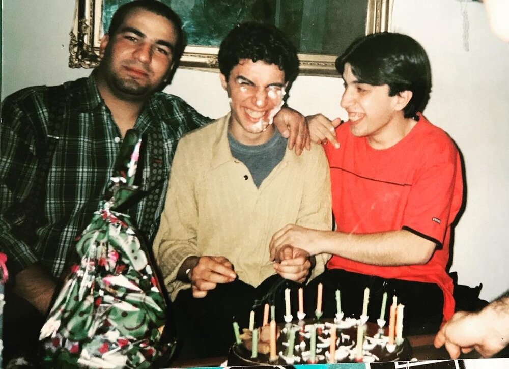 عکس زیرخاکی از جشن تولد ۲۰ سالگی جواد عزتی